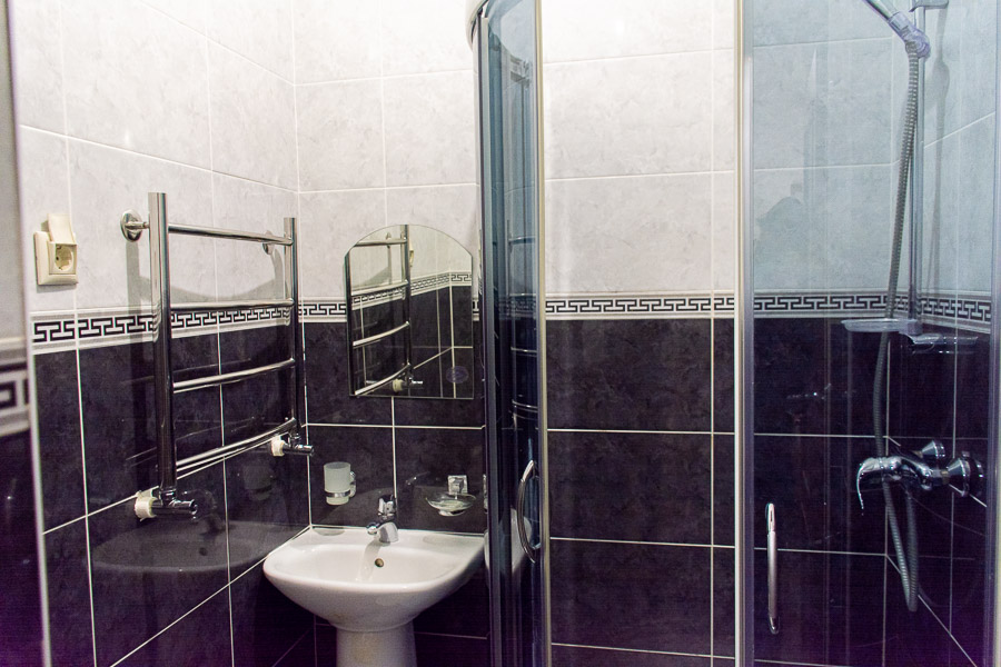 Фотография ванной комнаты одноместного номера "Стандарт" санатория Радуга