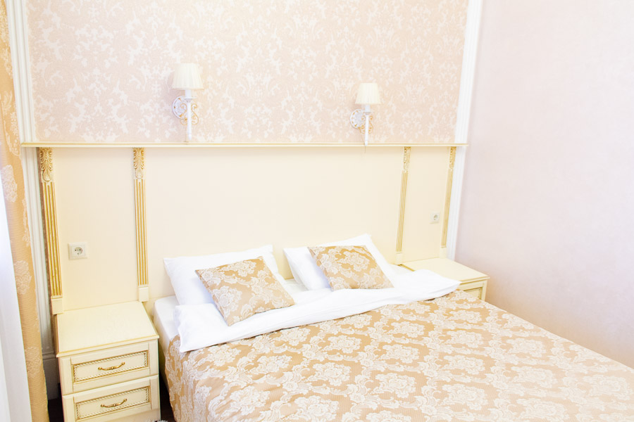 Фотография двуспальной кровати в номере Люкс "Повышенной комфортности" санатория Радуга