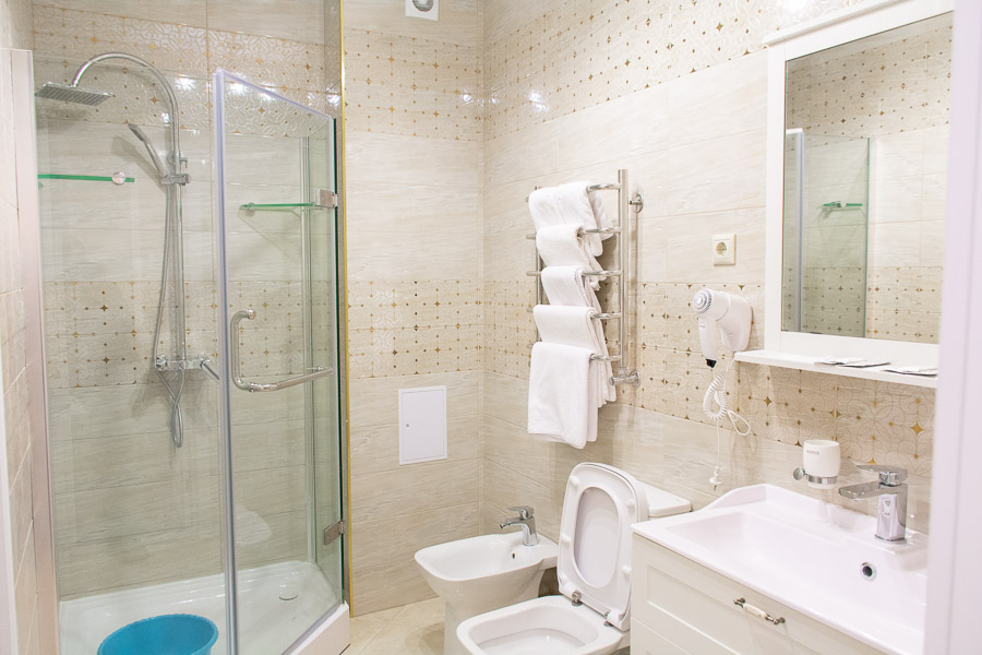 Фотография ванной комнаты в номере Люкс "Повышенной комфортности" санатория Радуга