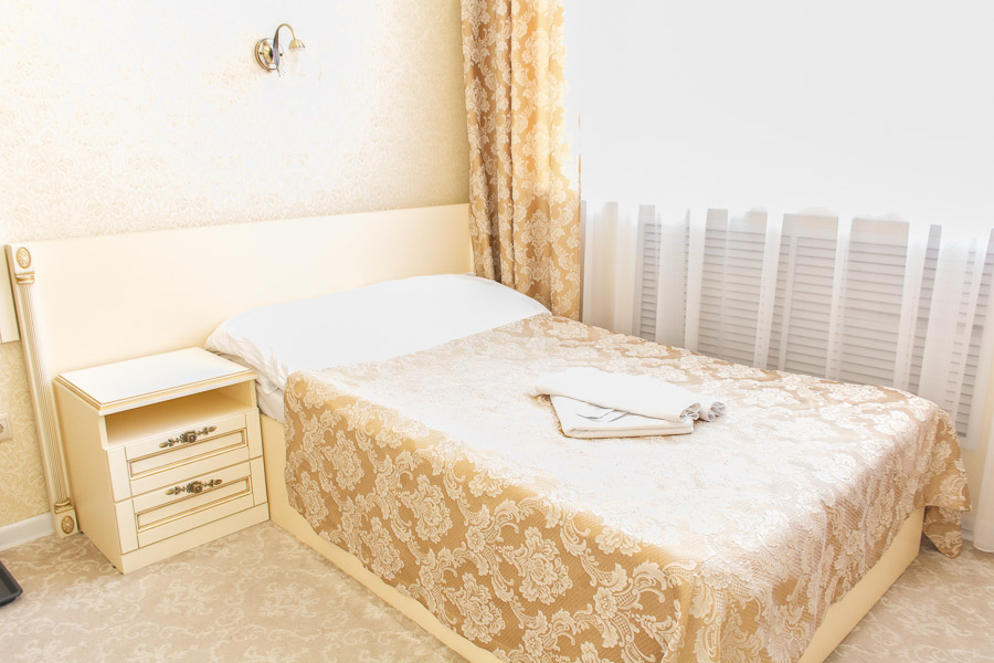 Фотография кровати в одноместном номере "Улучшенном" санатория Радуга